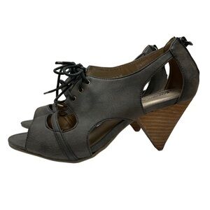 NWOT Gomax Black Size 9 Sandals with Heel